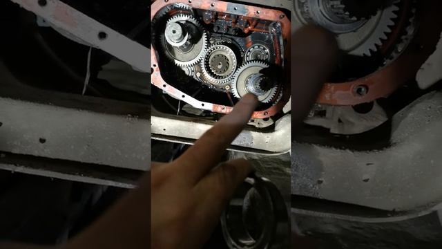 Shacman f 3000 РЕМОНТ КПП ЗАДНЯЯ КРЫШКА.