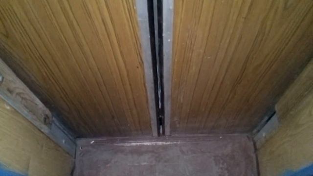 Старый лифт без блокировки дверей + лифт клиник на 4 этаже + батарейка против лифта