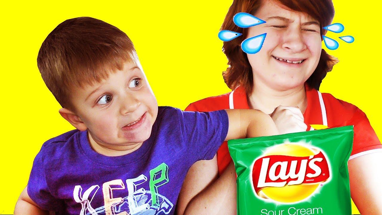 Bad babies fight! Bad kid steals chips to crying baby  - Johny Johny yes papa song & learn colors