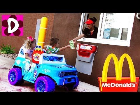 ГОЛОДНЫЕ ДЕТИ Едут в Макдональдс  На машине Фрозен в Макдрайв On Car Mcdonald's ✿ Kids Diana Show
