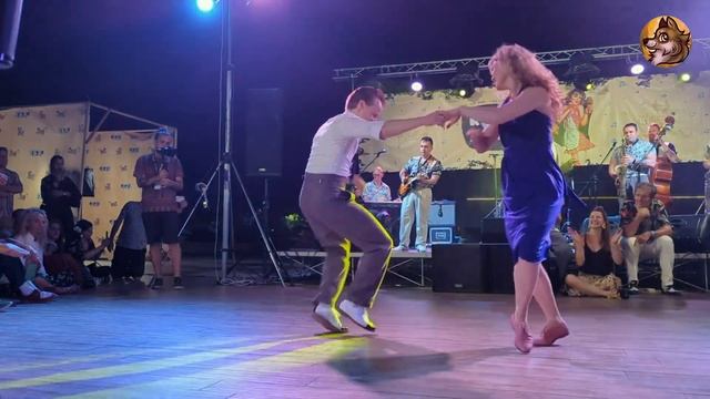 Заводные песня и танец - ВАСИЛЬКОВОЕ ПЛАТЬЕ - Виктор КОРОЛЁВ - Sondre & Tanya (буги-вуги)