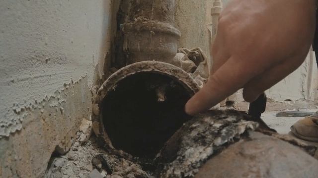 Замена фанового чугунного тройника на пластиковый.Демонтаж канализации.Расчеканка фанового тройника