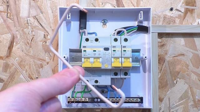 Подключение стабилизатора напряжения Rexant к распределительному щиту для защиты электрической сети