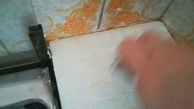 закрыла угол между плитой и стеной гибкой плиткой
