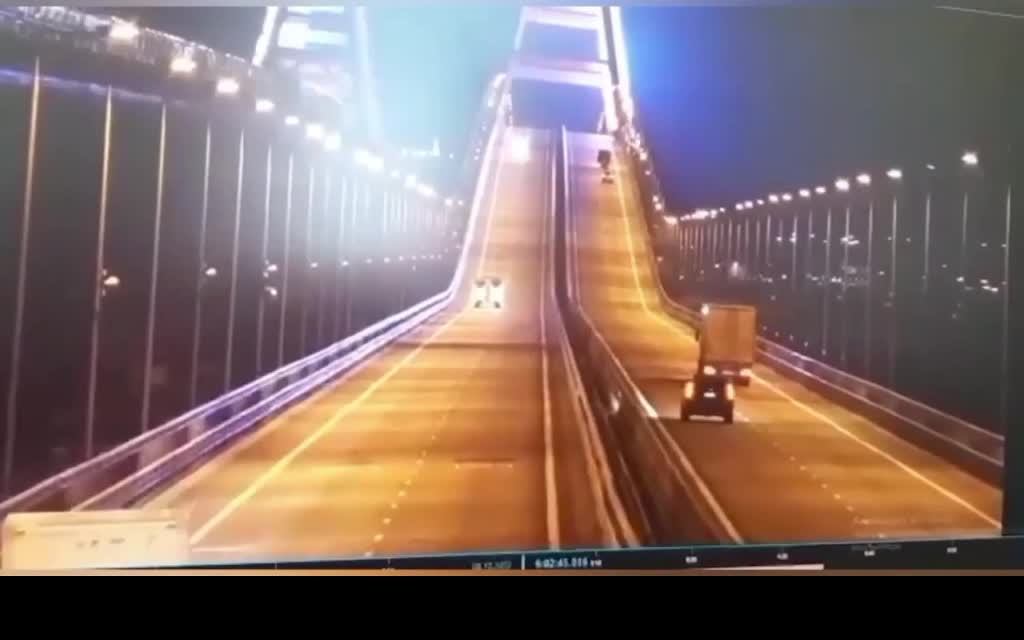 момент взрыва крымского моста