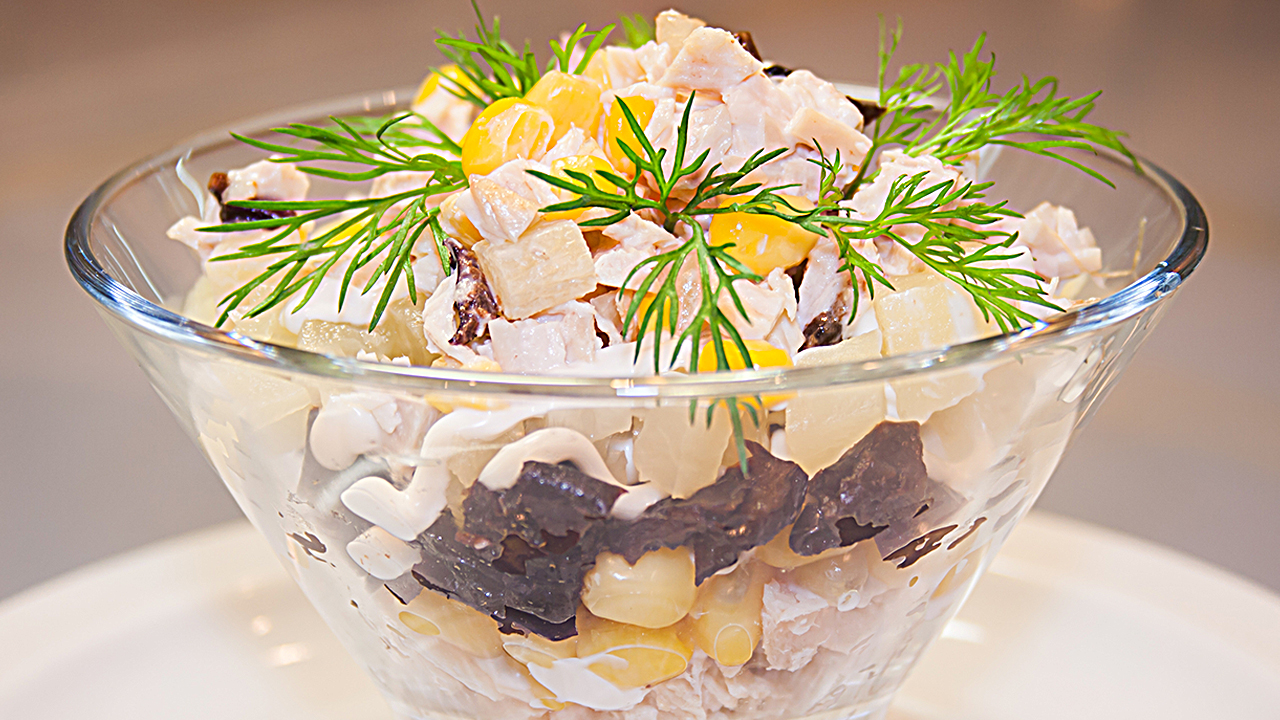 Невероятно вкусный салат с курицей и ананасами ??