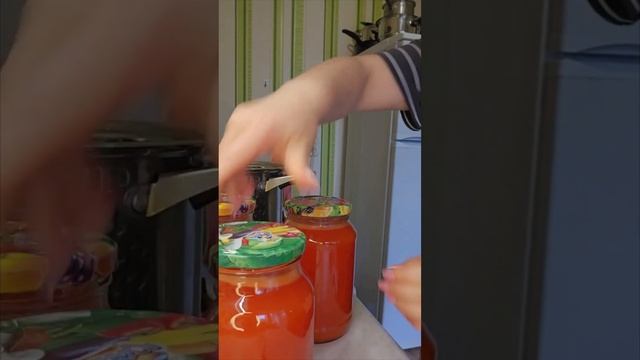 Ролик № 1273. Томатный сок и томатный соус на зиму. На 1 литр сока - 10 гр соли, 25 гр сахара.
