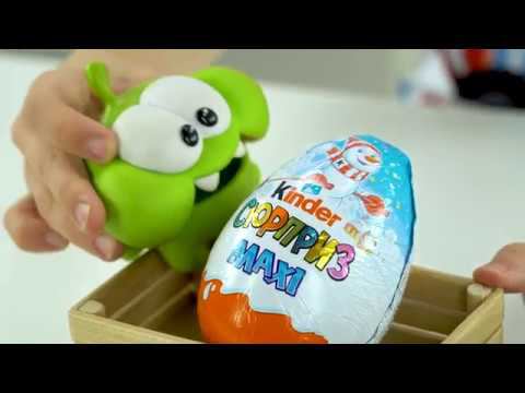 Синий трактор привез и распаковывает большой киндер сюрприз - Unboxing Kinder Surprise