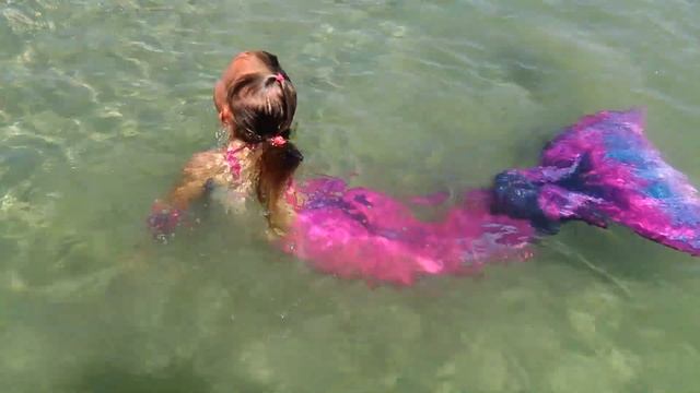Девочки ?♀️?♀️ РУСАЛКИ купаются в море ? ПРЕВРАЩЕНИЕ В РУСАЛКУ Real little Mermaid