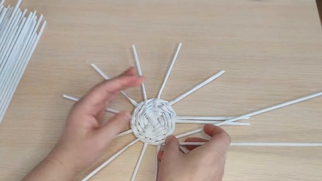 ПРОСТАЯ корзинка из бумаги СВОИМИ РУКАМИ. Как сплести корзинку ЛЕГКО и ПРОСТО
