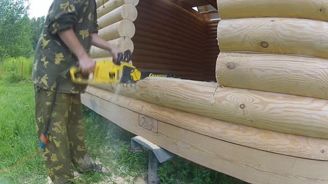 Монтаж двери в срубе из оцилиндрованного бревна