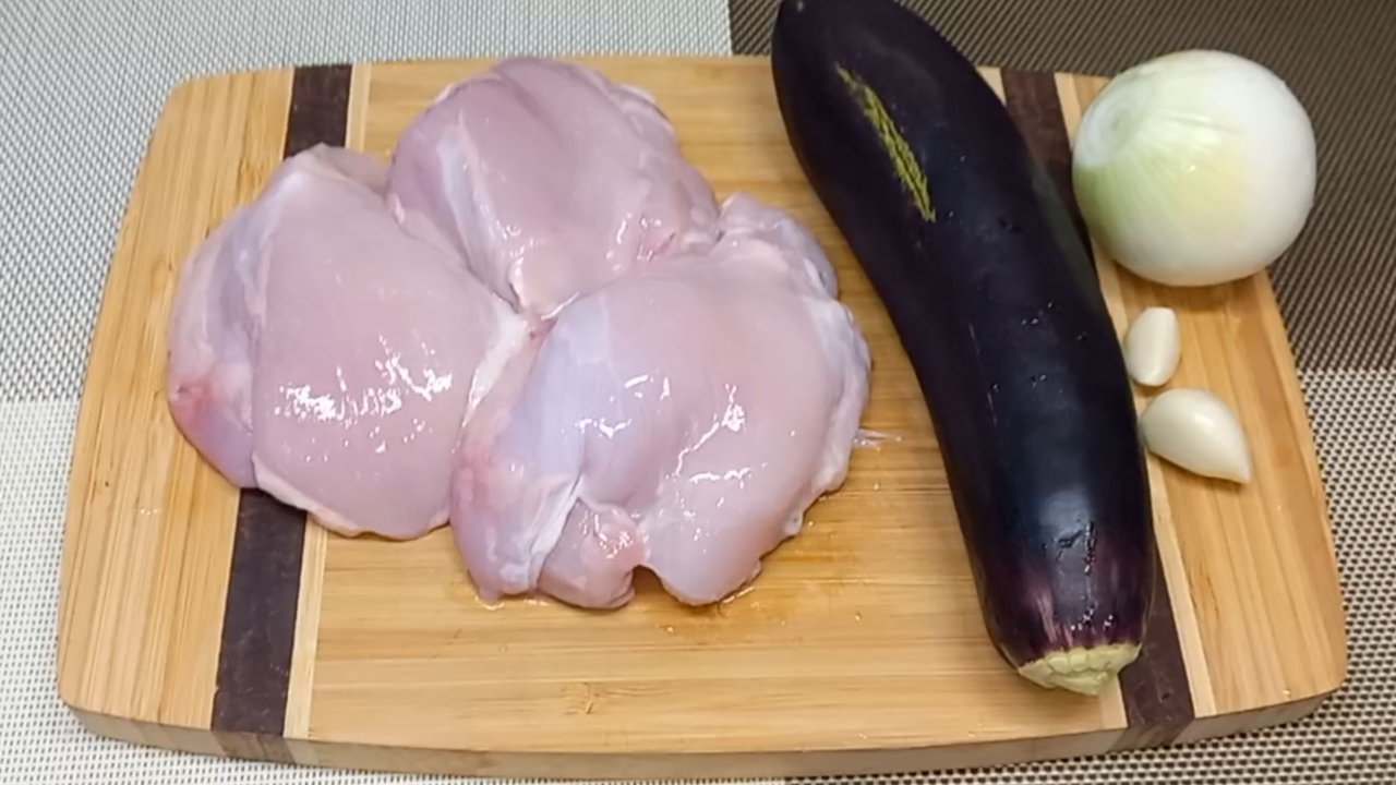 Рецепт ВКУСНОГО Ужина из БАКЛАЖАНОВ с курицей в одной сковороде за 10 минут!