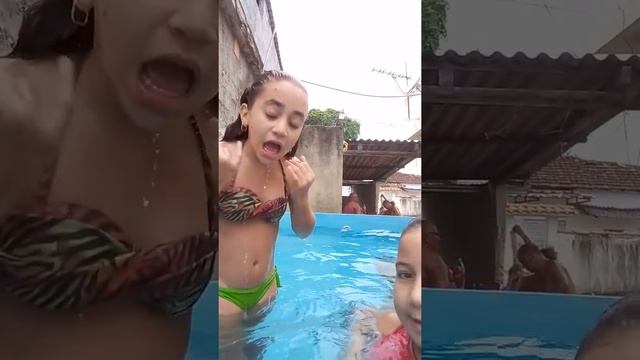 Na piscina:leia a descrição.