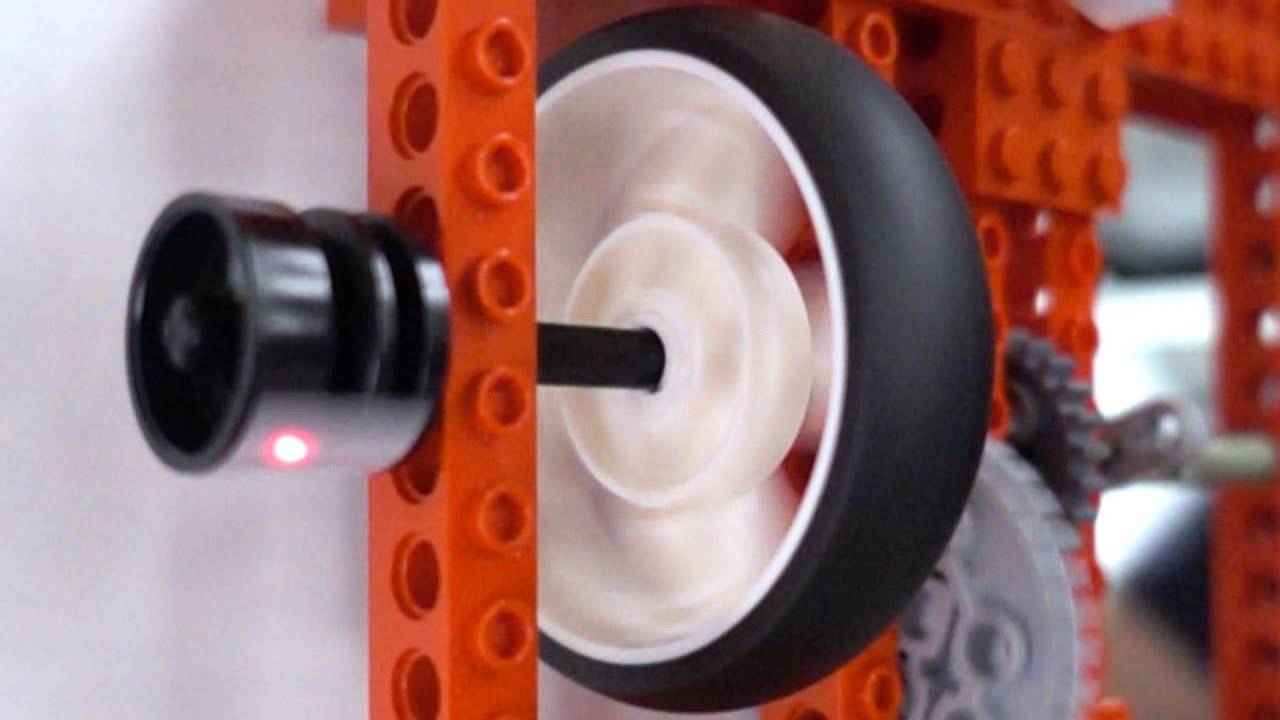 Вращаем LEGO-колесо вручную