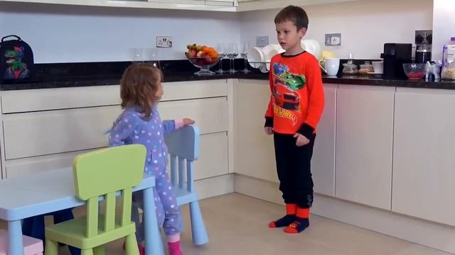 РОДИТЕЛИ мистера макса ЗАБЫЛИ ДЕТЕЙ дома!😯😯😯 Что будут делать дети🤔🤔🤔