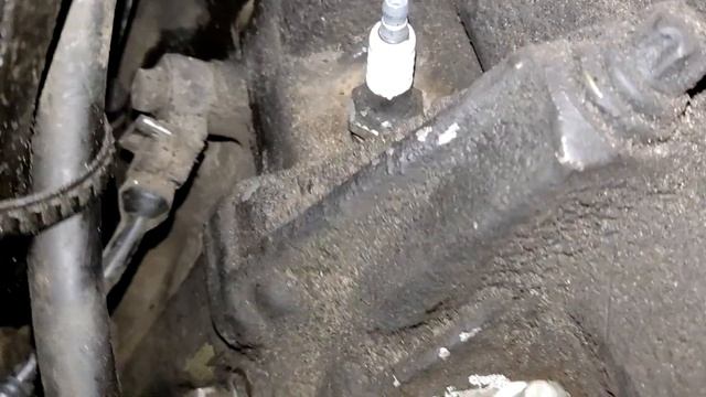 Не откручивается свеча зажигания на ВАЗ -2114-2115.Несколько минут мучений