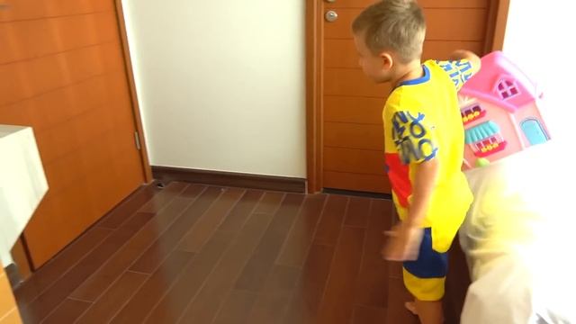 Диана и Рома - на Русском Диана и Рома спорят за игровой домик