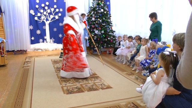 Первый новогодний утренник в детском саду )