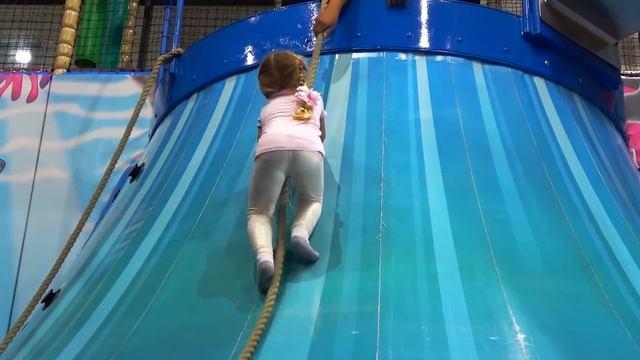 Диана и Рома - на Русском Диана и Рома - выходной день в парке развлечений!