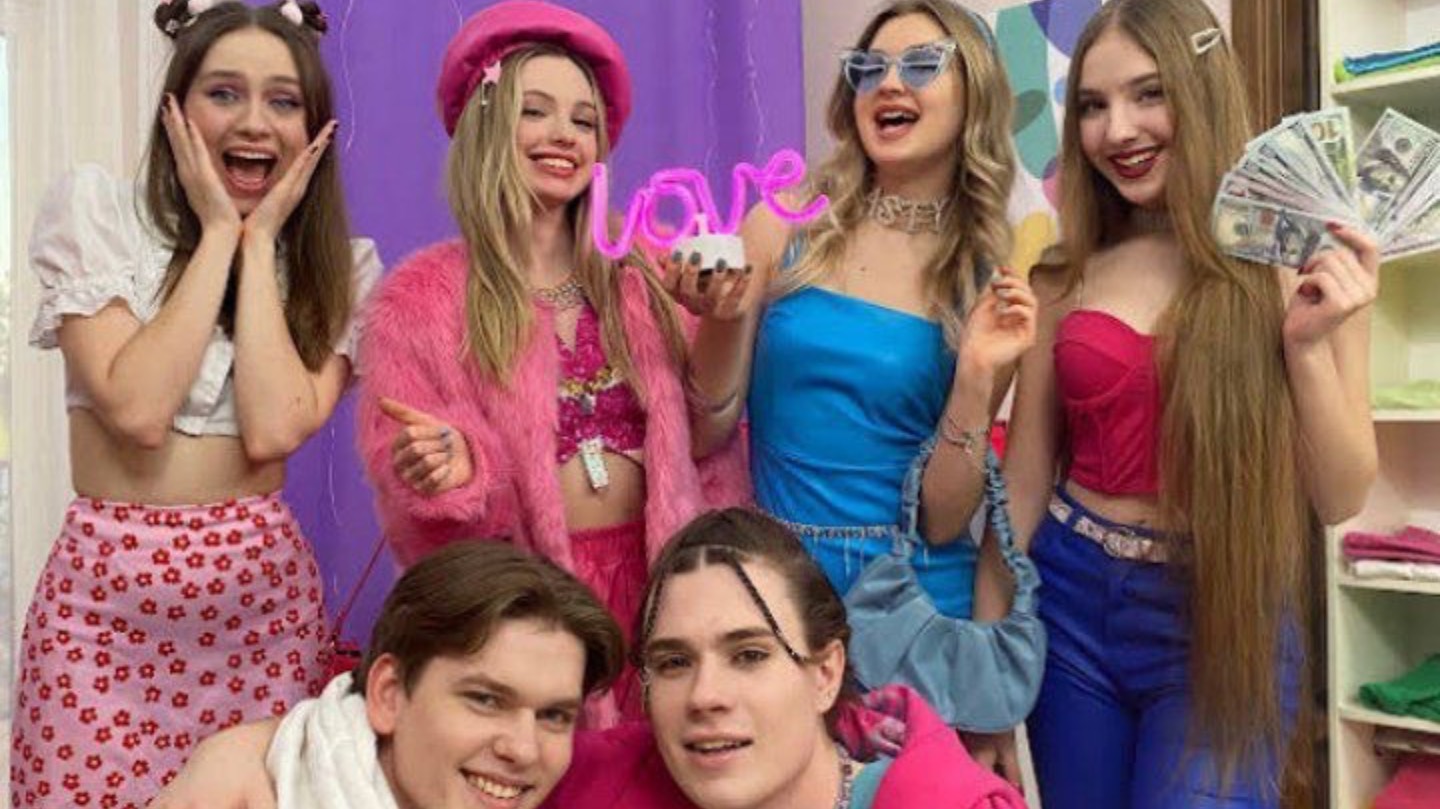 Я Влюбилась в Дерзкого Парня!
Экстремальный Мейковер из Soft Girl в Alt Girl