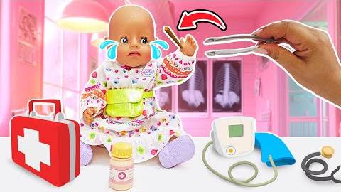 У Беби Бон Эмили в руке ЗАНОЗА! 😣 Игры с куклами и видео для девочек