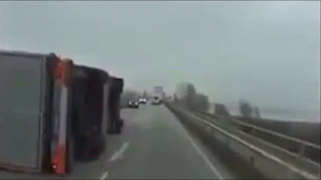Боковой ветер сдувает автомобили с дороги.
Автошкола ХАЙВ!