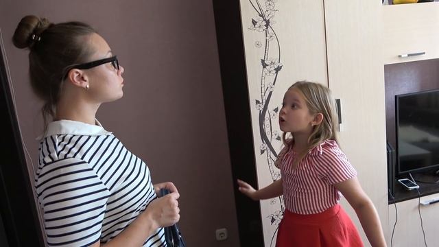Лера и мама собираются в школу