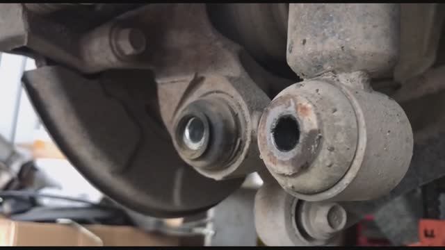 Субару# Subaru SH5 Замена  плавающих сайлентблоков.  Новые сайлентблоки не держатся в рычагах.