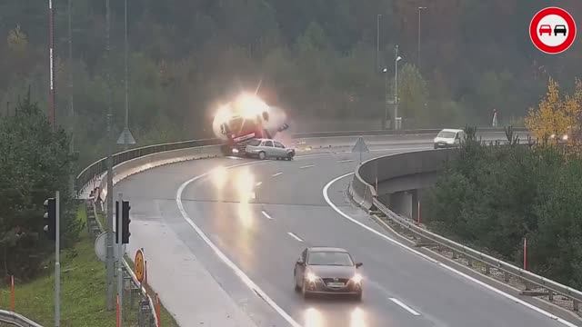 ЖЕСТЬ! Аварии и ДТП на скоростных дорогах мира. У грузовика отказали тормоза. СМОТРЕТЬ ДО КОНЦА!!!