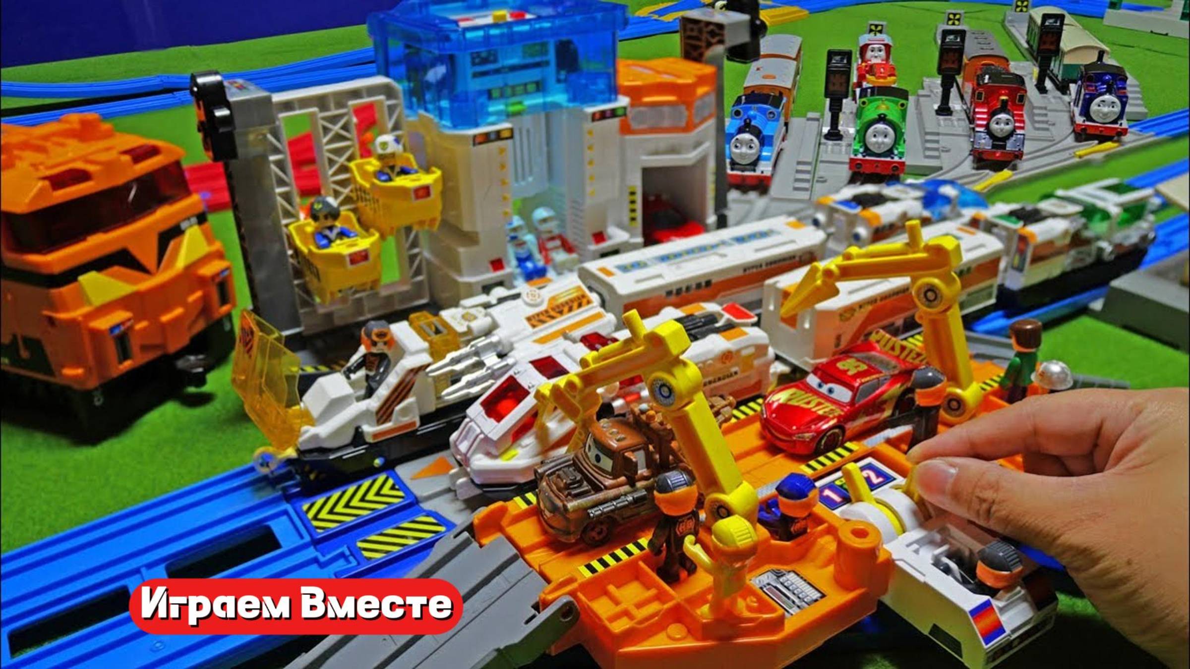 Играем в поезда ! Строим железную дорогу и запускаем супер поезда ! Интересные видео для детей !