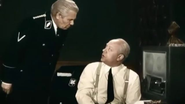 Штирлиц идёт по коридору