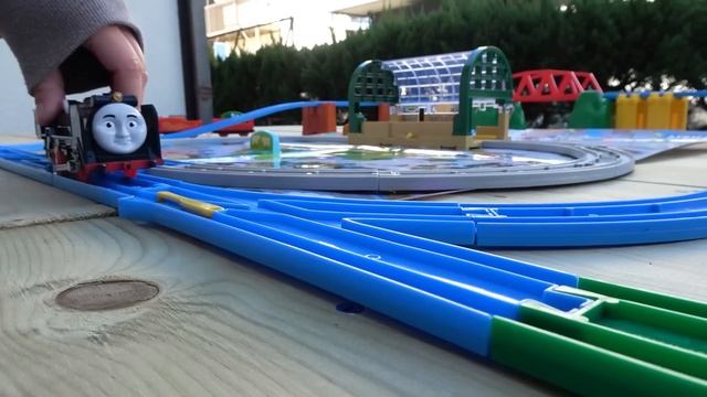 Томас и его друзья по всему миру ☆ Железная дорога для детей - Гора Докидоки и станции Нэпфорд.