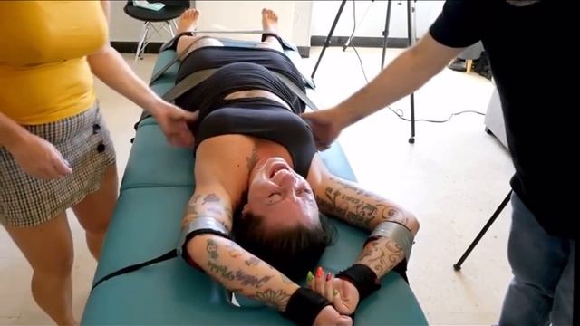 Мама щекочет дочку?! #tickle #mom #daughter