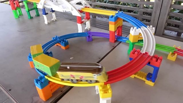 Железная дорога для детей!  Паровозик Томас и Чаггингтон ☆ Красочная трасса Disney Mountain и Plarai