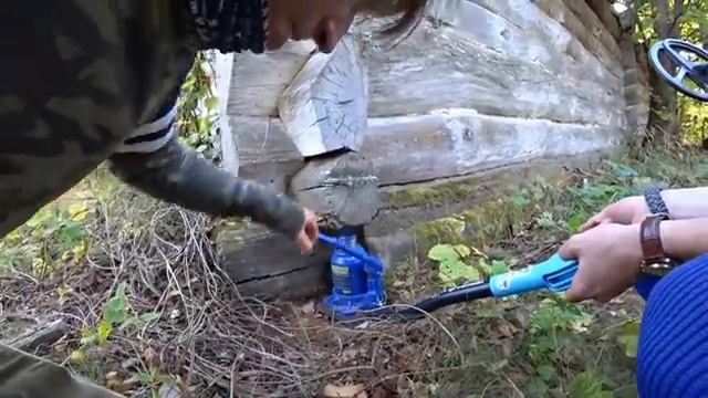 ✅Нашли ОТШЕЛЬНИКА в Чернобыльском лесу 😱 Откопали Средневековый КЛАД металлодетектором в песке.