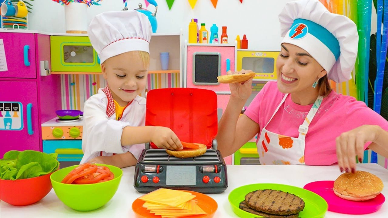 Влад и Никита играют в кафе Коллекция видео для детей