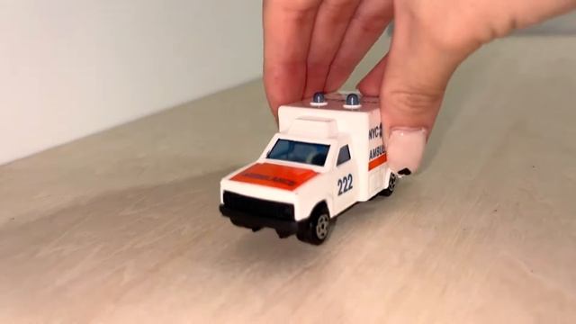 Маленькие машинки скорой помощи едет в экстренном порядке со звуком сирены!