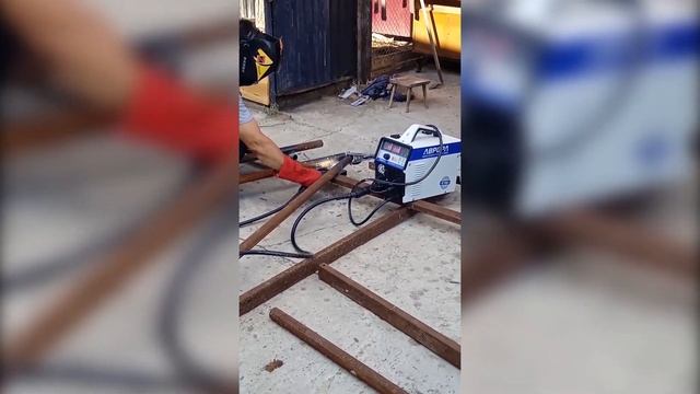 Мой первый опыт работы сварочным полуавтоматом АВРОРА ДИНАМИКА 160 АДАПТИВ. Качели ч. 1