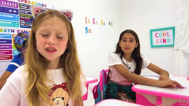 Настя и Эвелин спасают учителя