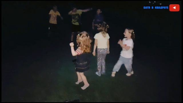 Вышли на вечернюю прогулку, а дети устроили дискотеку👍