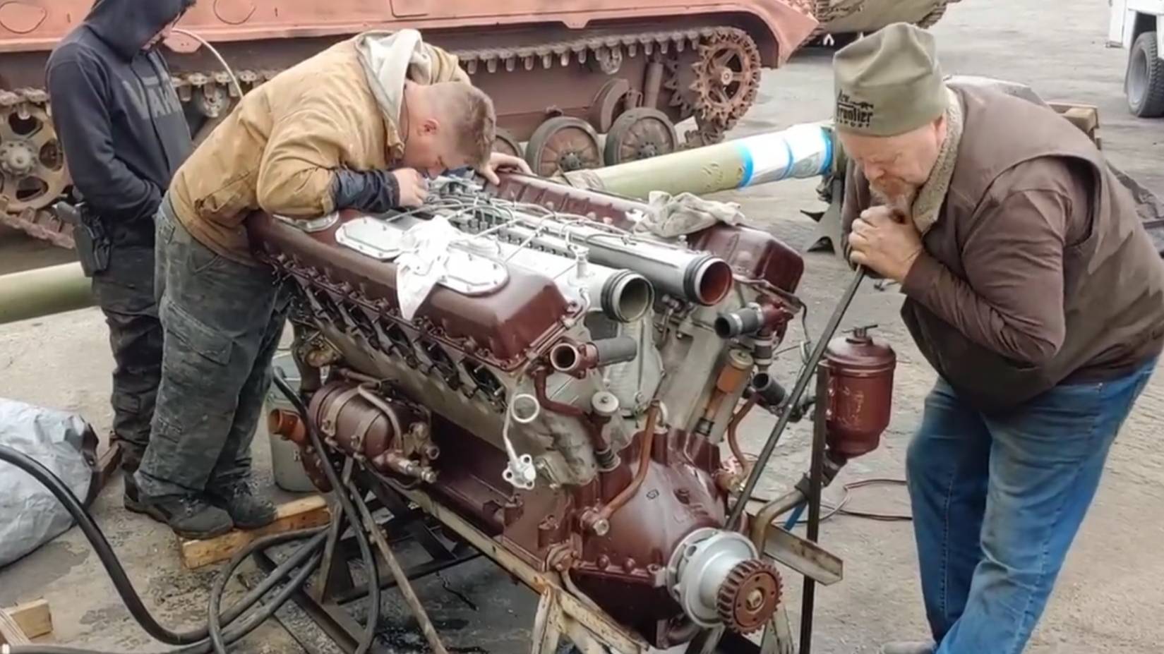 Запустили дизель V12 от советского танка Т62! Мощь и звук!