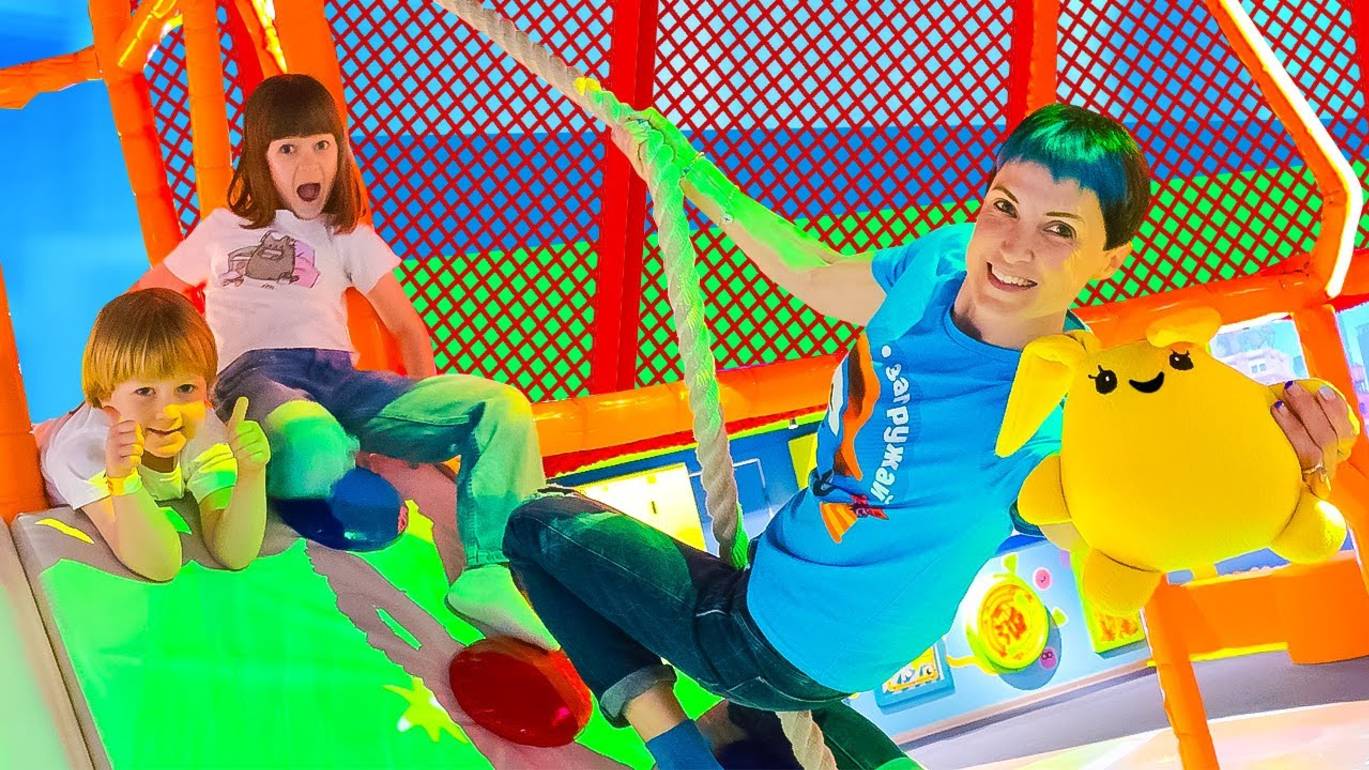 Мама для Лаки – Исследуем мультимедийный парк развлечений! Игры для детей с Машей Капуки