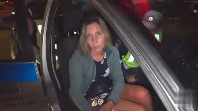 ЗАДЕРЖАНИЕ СИЛЬНО ПЬЯНОЙ ДЕВУШКИ ЗА РУЛЕМ