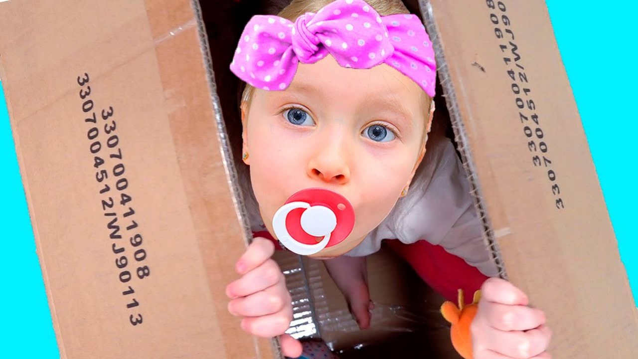 Милана хочет играть с маленькой и шутит над ней