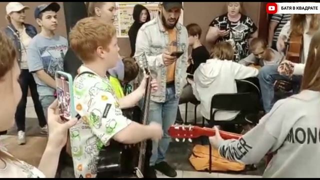 В холле кинотеатра Совкино исполнили Король и Шут "Кукла колдуна"😱