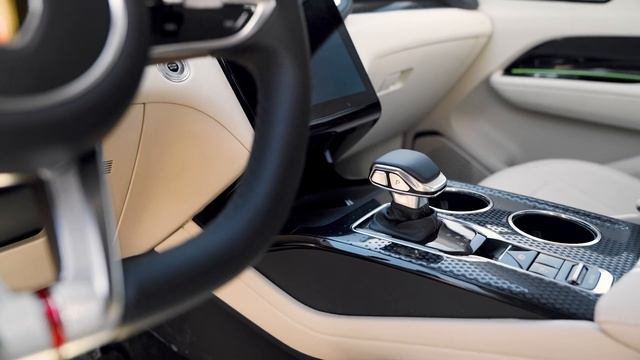 КРАСНОЕ ЗНАМЯ / Hongqi HS3 AWD/ 伊万·曾克维奇