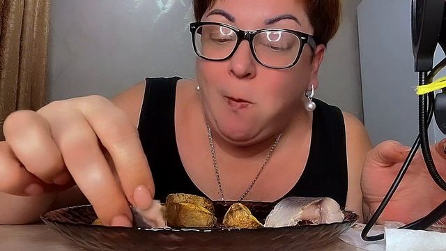 ДОЖИЛА,КАРТОШКА БЕЗ МАСЛА/СЕЛЕДКА БЕЗ ЧИПОЛИНО🤦/НО И ТАК ВКУСНО👍/МНЯМ-МНЯМ😁/МУКБАНГ