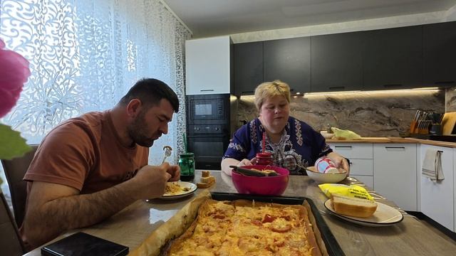 Вкусно обедаем все вместе.
