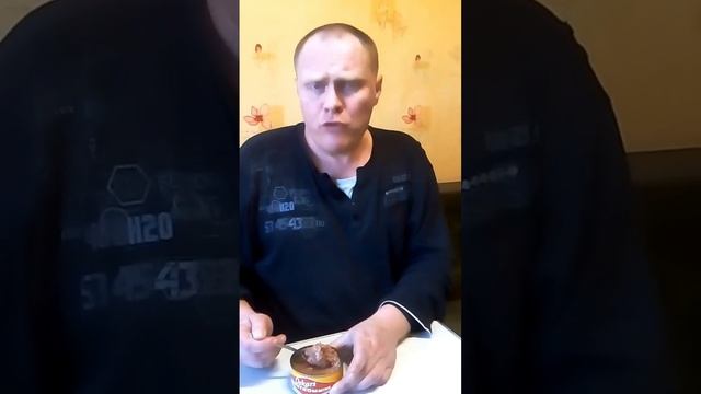 Ой,оно уже воняет.Мужик ест сюрстрёминг