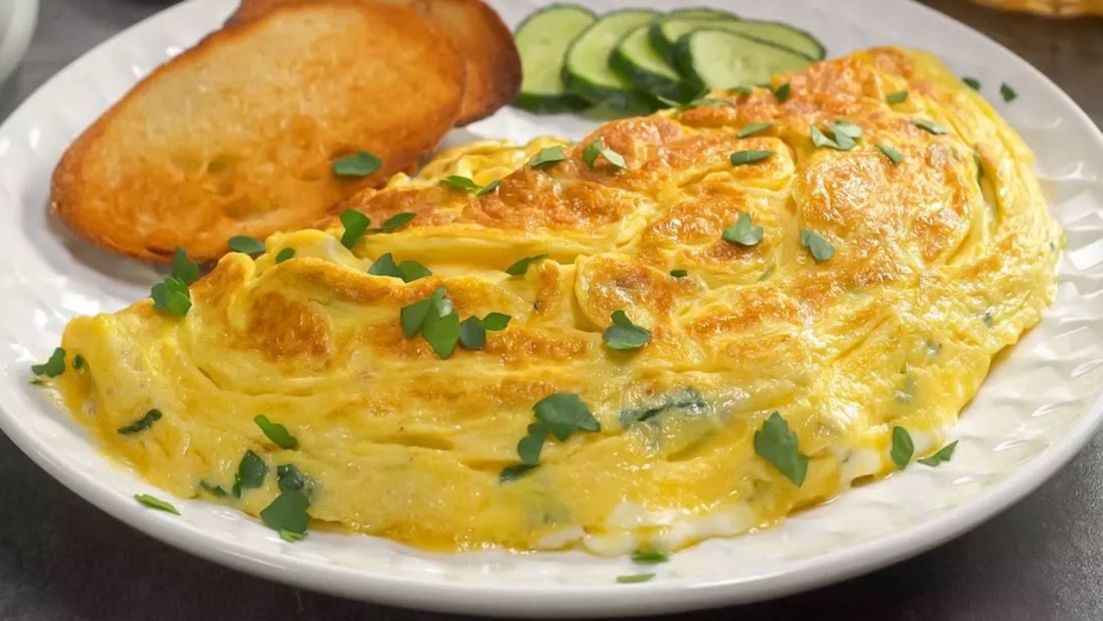 Вкусный завтрак за 10 минут! Пышный ОМЛЕТ С ПОМИДОРАМИ И СЫРОМ на сковороде! Рецепт от Всегда Вкус